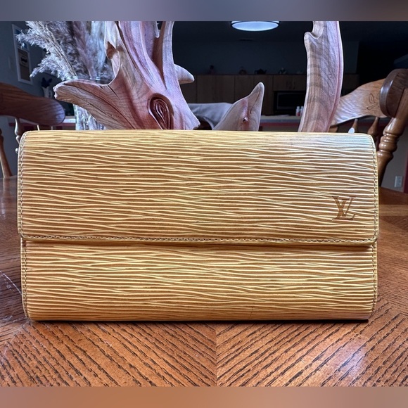 Louis Vuitton epi leather Sarah Portefeuille long wallet - Picture 1 of 13